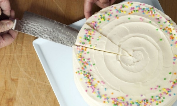 Верига сладкарници цака клиентите си с 15 лв такса нож