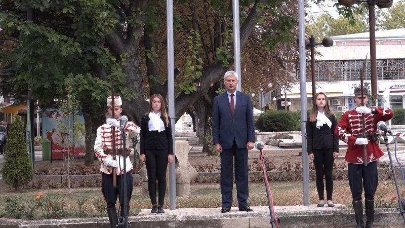 Десетки жители и гости на община Мездра отбелязаха 109 та