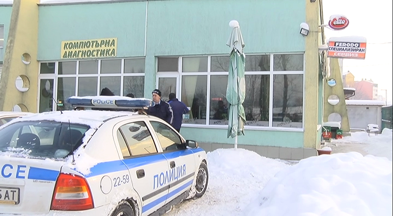 Кошмарна случка! Полицай откри стрелба по цигани в заведение /снимки/