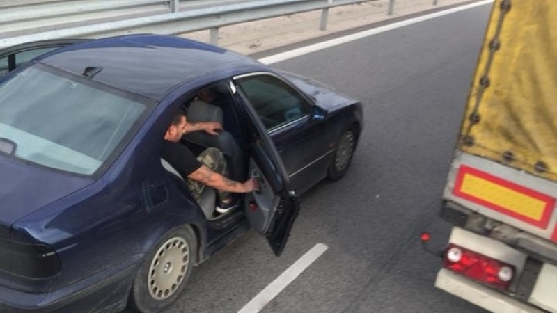 Четирима мъже са се опитали да нападнат 27 годишният шофьор на