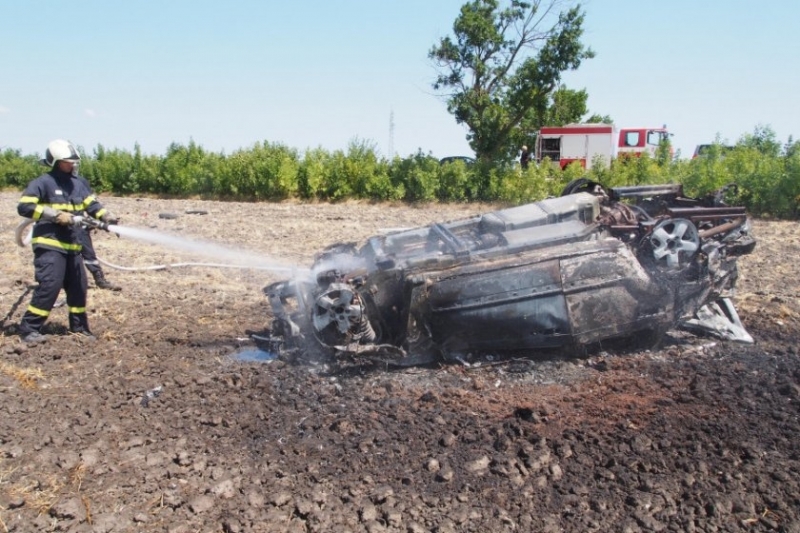 Голям пожар е унищожил кола и е засегнал 100 дка
