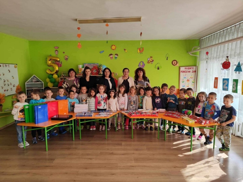 Община Враца раздаде безплатни учебни пособия и материали на 365