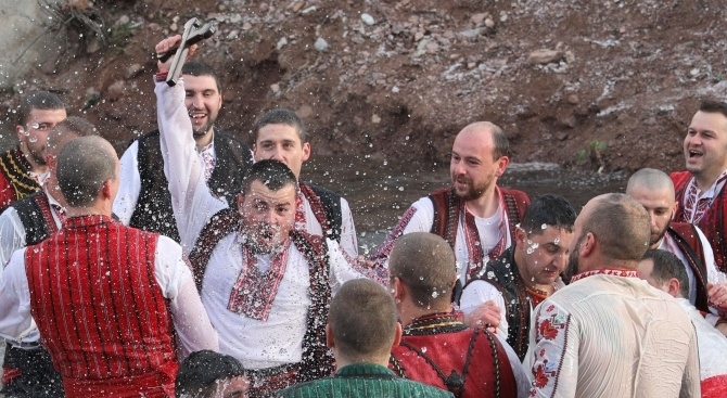 Най младият кмет в община Мездра се хвърли за кръста в