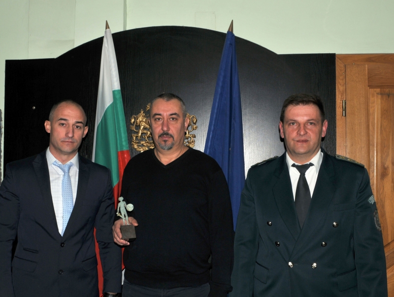 Полицай от Видинско предотвратил уличен грабеж получи областната награда Полк Вълчо