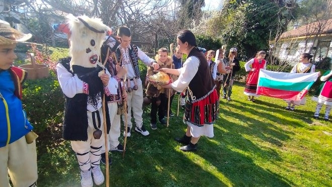 Ученици от Берковица изгониха злите сили с кукерски игри съобщиха