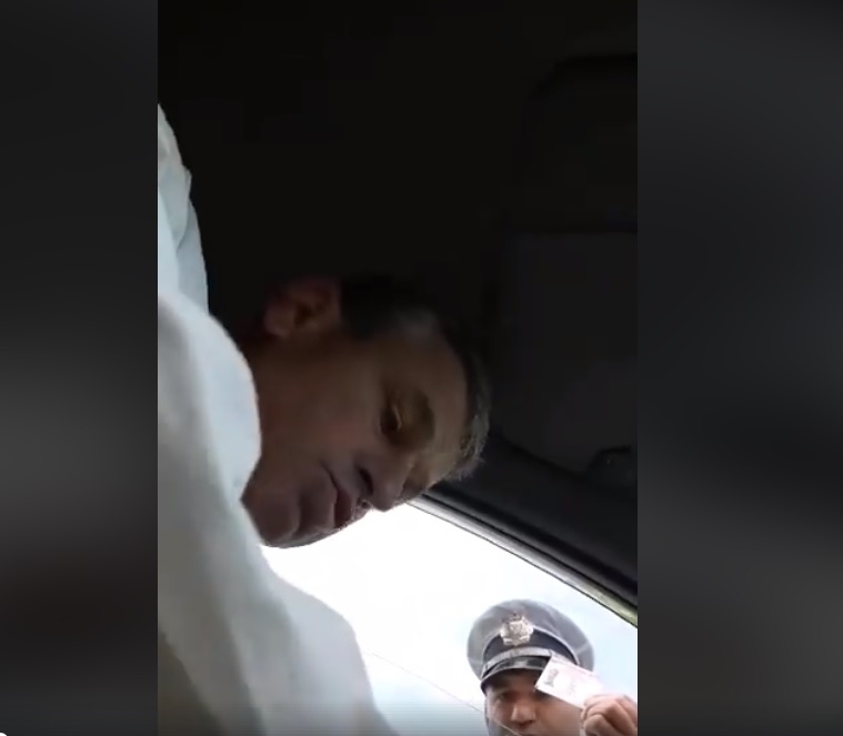В социалните мрежи се завъртя видео което показва как полицаи