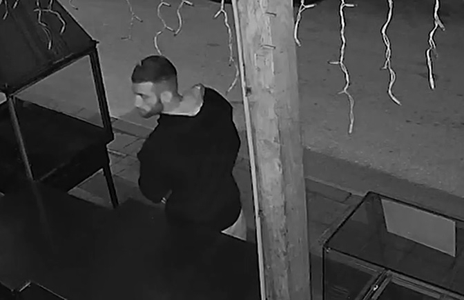 Полицията издирва неизвестен мъж който миналата неделя ограбил крайпътно заведение