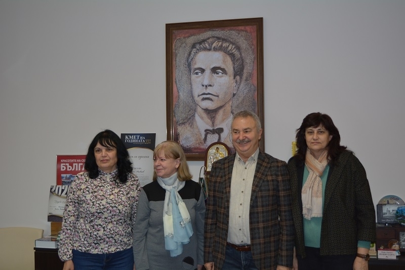 Повече средства за лекторски часове работно и представително облекло както