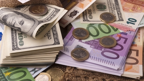 Доларът удържа в началото на валутната търговия в сряда двуседмичния