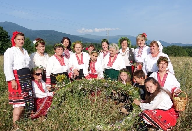 Цветно отбелязаха Еньовден в берковското село Бързия научи агенция BulNews Традициите