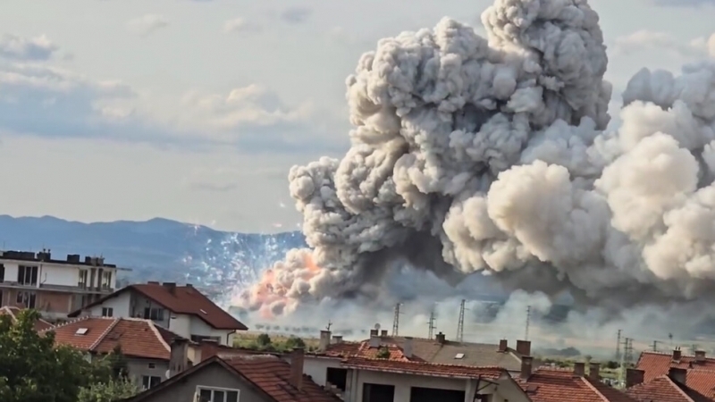 Единият ранен при взривовете в склад за фойерверки е починал