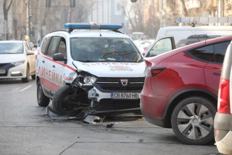 Линейка и кола се удариха в София Пътният инцидент е станал