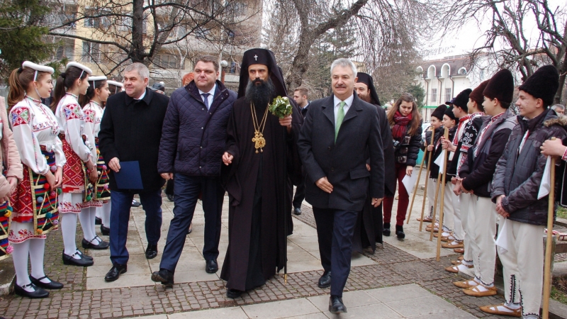 Десетки миряни се събраха в 80 годишния храм в село Сумер