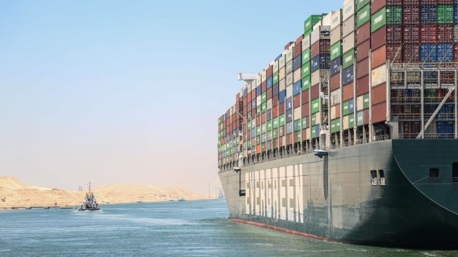 Приходите на Суецкия канал са паднали почти наполовина през януари