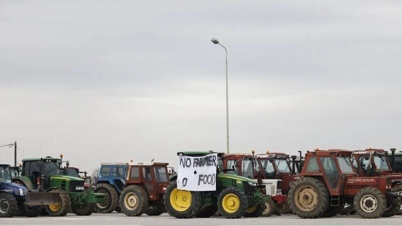 Гръцките фермери се оттеглят от блокадите Преговорите с правителството не