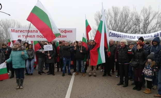 Протестиращите блокираха главен път Е-79 при Видин, съобщава „Фокус". Протестът