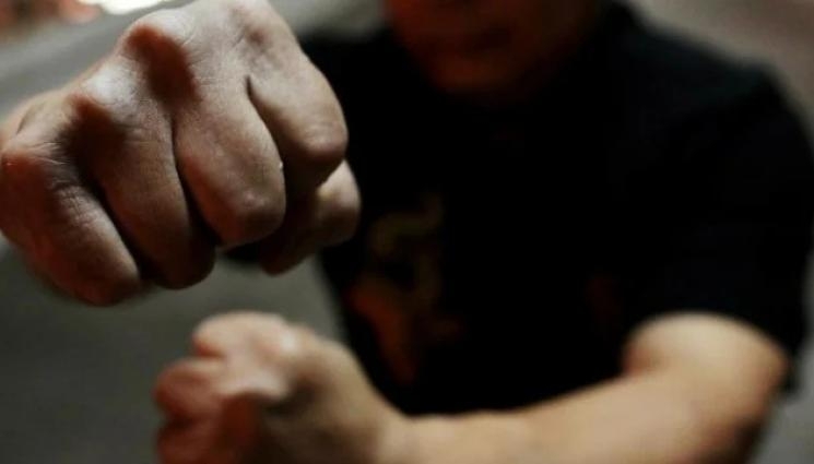 Баща и син нападнаха с удари млад мъж в Котел съобщиха