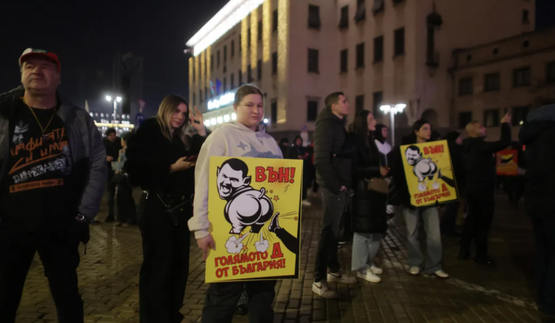 Хиляди българи пак се събраха на трети мощен антиправителствен протест /снимки/