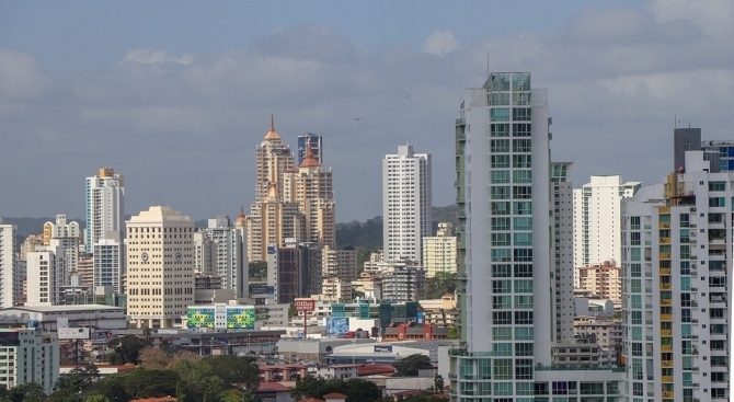 В Панама 27-годишна жена се наведе през балкона и падна
