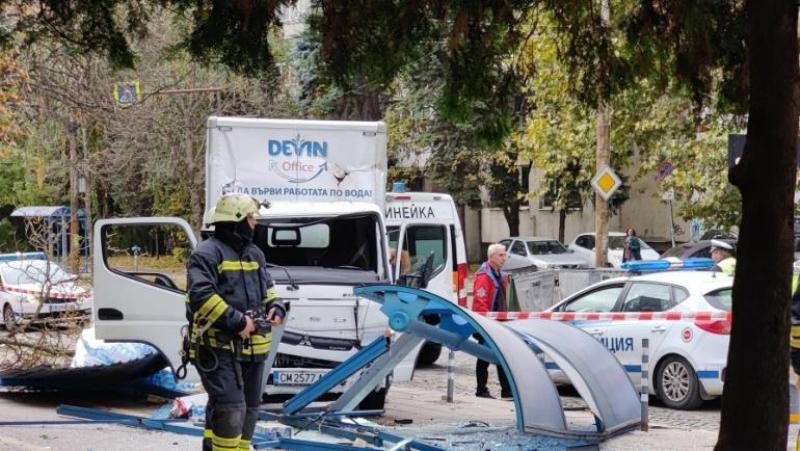 Камион помете 19 годишно момиче а след това се вряза в