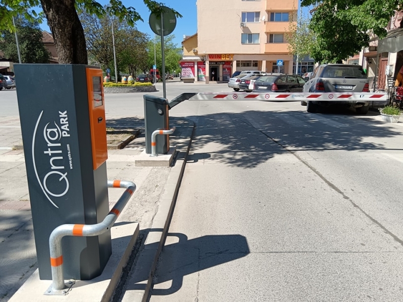 От днес 15 април в централната част на Мездра работи