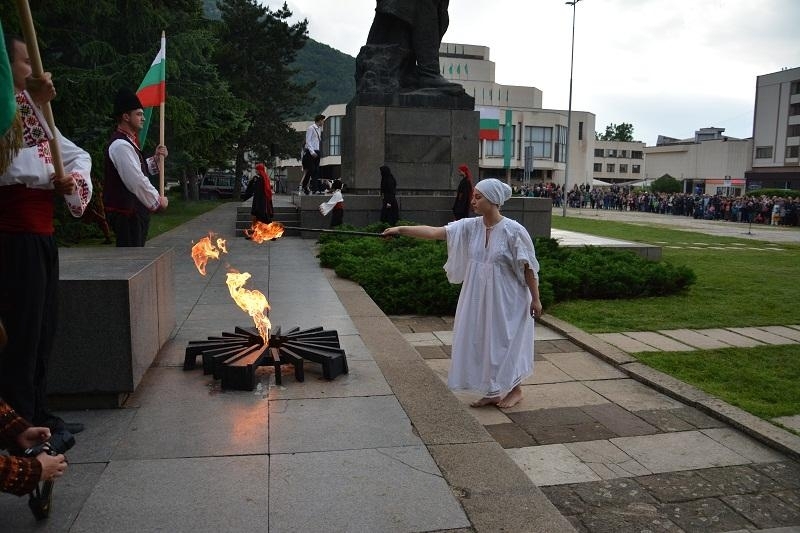 С тържествено издигане на националния флаг и запалване на вечния
