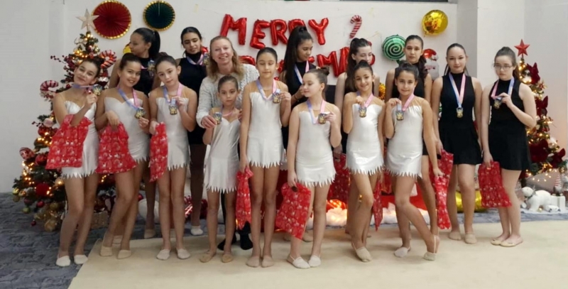 Момичетата от Общинската школа по художествена гимнастика в Лом и