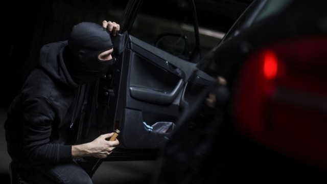 Полицията разследва куриозна кражба на автомобил в Белослатинско съобщават от