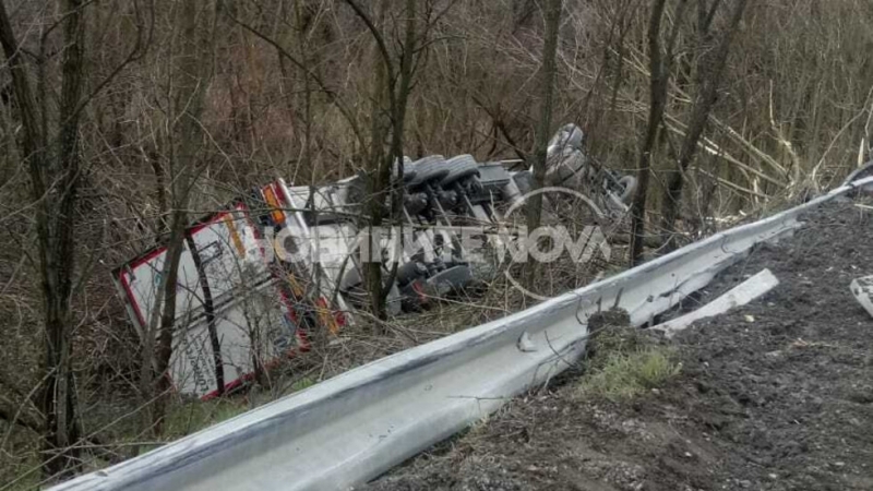 Тежкотоварен автомобил с турска регистрация е самокатастрофира на Хаинбоаз съобщи NOVA