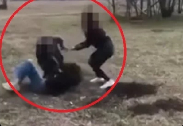 Бащата на битата 10-класничка: Нападнали са я заради момче