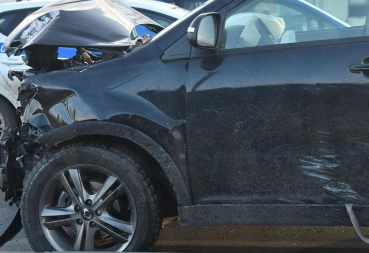 БМВ помете три автомобила на служебен паркинг в Казанлък Инцидентът