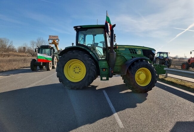 Втори ден е блокиран пътят към Дунав мост 2 при