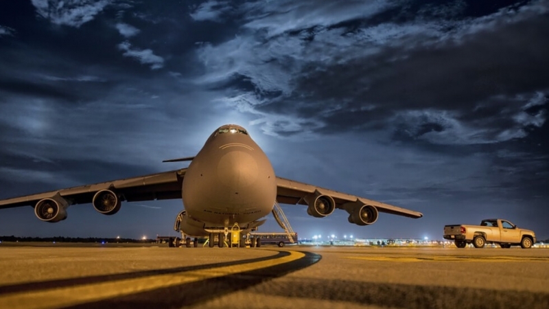 Двама души са загинали след като малък самолет се разбил