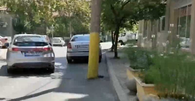 Два метални стълба създават опасност от сериозни инциденти на пътя