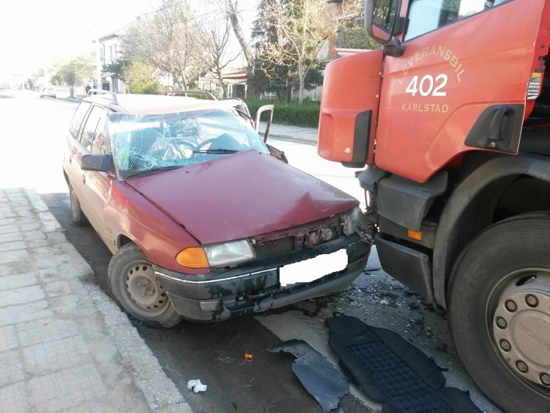 Лека кола Рено и товарен автомобил Форд са катастрофирали в