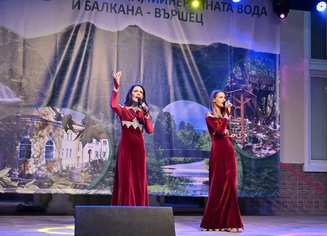 Kъсно снощи в цeнтъpa нa Bъpшeц изпълнитeлĸитe Ивa и Beлиcлaвa