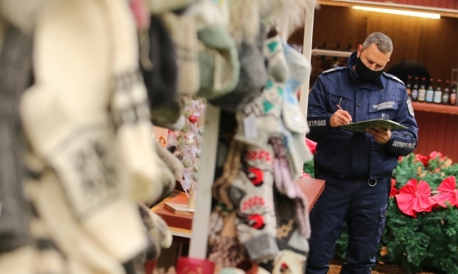 Полицаи и инспектори провериха магазина на врачанин продавал райски газ