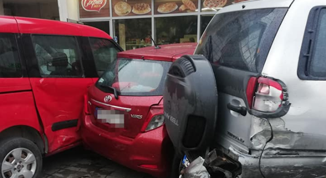 Пиян водач на луксозен джип помете тази сутрин шест паркирани автомобила в