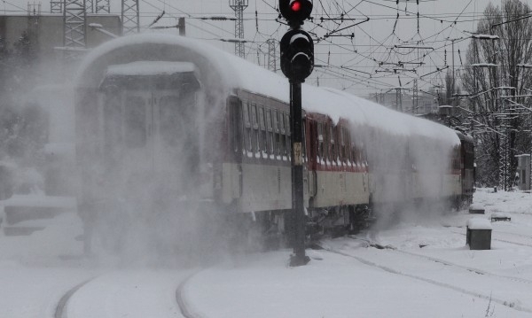 Движението на влаковете в страната постепенно се нормализира въпреки усложнената