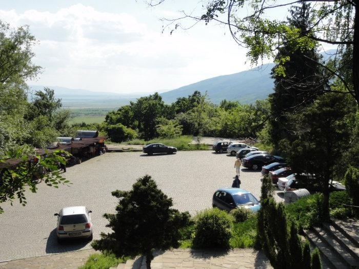 8 километра е свободната паркинг зона в подножието на връх