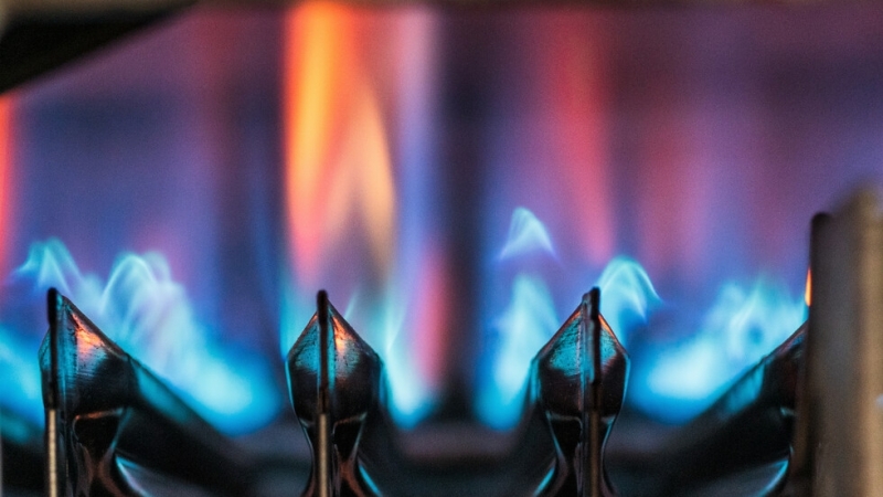 Цената природния газ в Европа спадна под 1000 долара за
