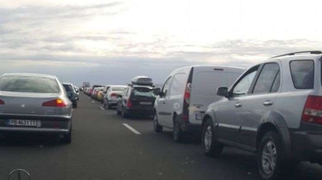 Огромно 10 километрово задръстване се образува на магистрала Тракия малко след