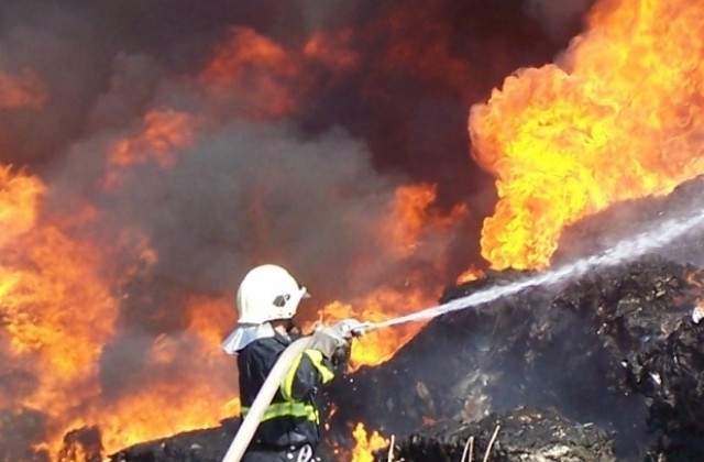 Пожар унищожи необитаема стопанска постройка в берковско село съобщиха от