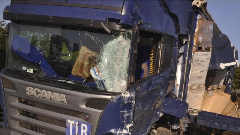 Камион катастрофира в Монтанско разпиля товара си по пътя съобщиха