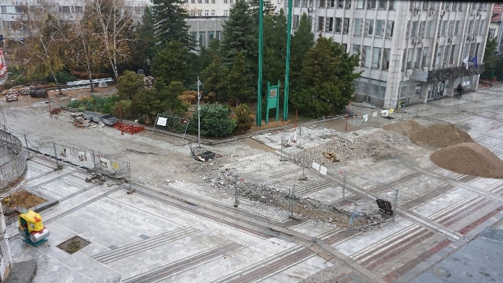 Има двуседмично забавяне от предварителния график на ремонтните дейности на пешеходната зона