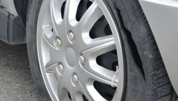 Бандити са нарязали гумите на лек автомобил в Берковица съобщиха
