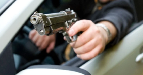 Гневен шофьор е извадил пистолет и е заплашил семейство на