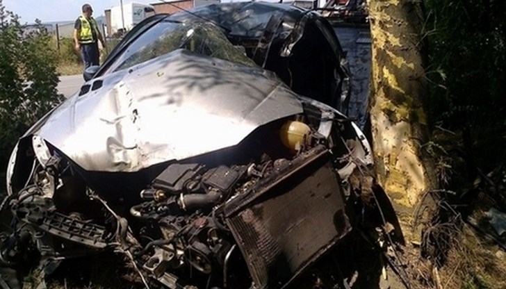 Шофьор на лек автомобил е загинал на пътя между селата