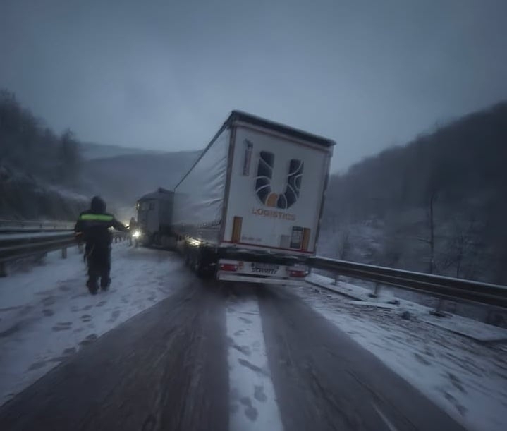 Турски ТИР се заби в мантинела на пътя Ботевград Мездра