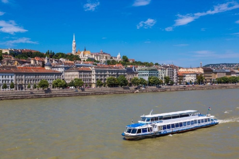 Круизен кораб с над 200 души на борда заседна в река Дунав